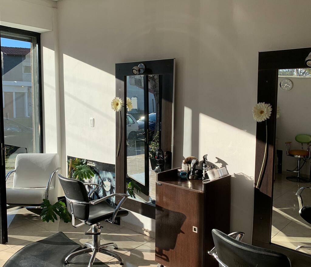 Área de trabajo en la peluquería, vista a espejos