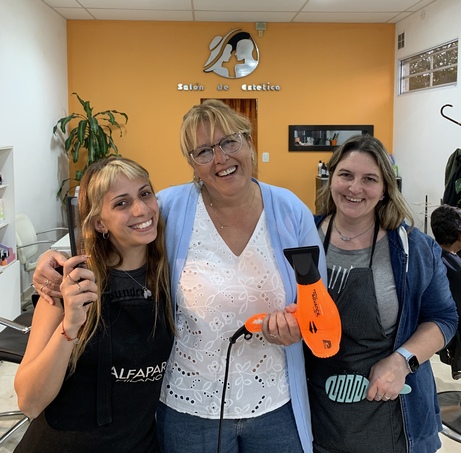 Grupo de trabajo, tres mujeres en el salón de peluquería